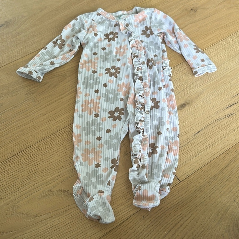 Charlotte & star floral baby girl daisy ribbed footie 6/9m